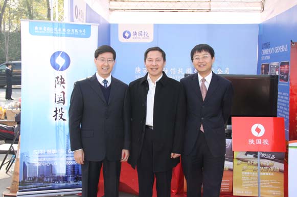 陕西证监局局长助理孔兵在公司宣传事情台前视察并合影